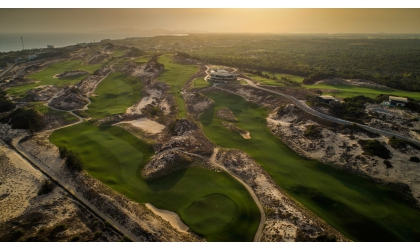 Chinh phục những hố golf đặc biệt của sân The Bluffs Ho Tram Strip